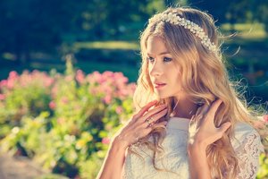 Blonde bride with wavy mermaid hair